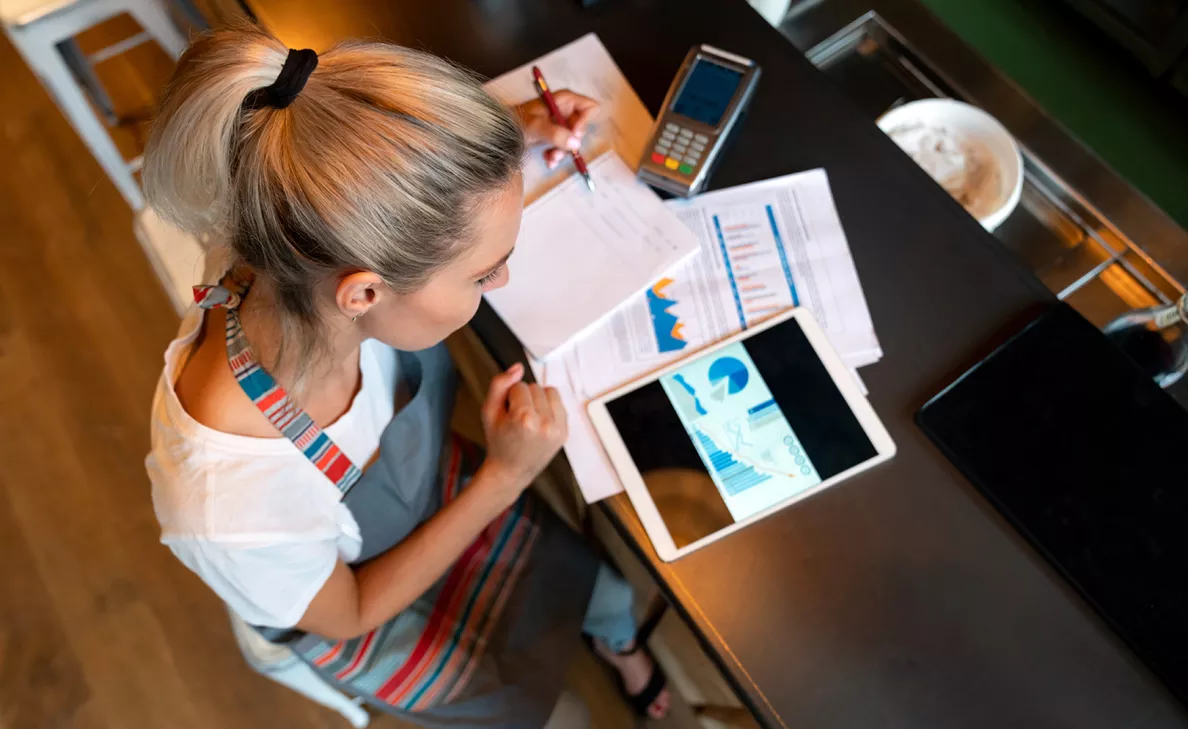  A business owner calculates her retirement plan.
